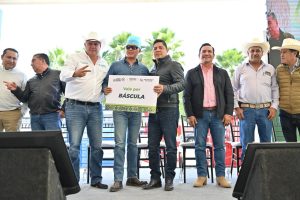 Ricardo Gallardo entrega maquinaria y apoyos a productores potosinos