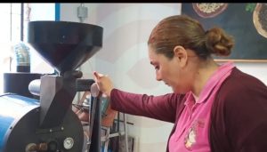 Emprendió la venta de café, pese a la difícil situación económica