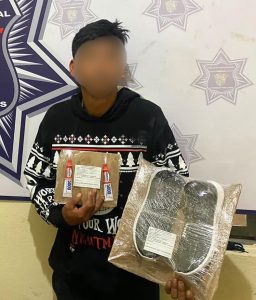 Cae presunto ladrón con tenis que sustrajo de Bodega Aurrera