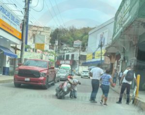 Motociclista sufrió aparatosa caída al evitar un peatón