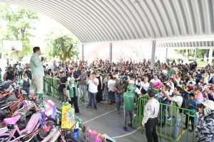 Ricardo Gallardo festeja a niñez de Matehuala e inicia pavimentación de avenida