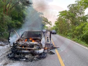 Fuego reduce a cenizas camioneta en la rúa federal