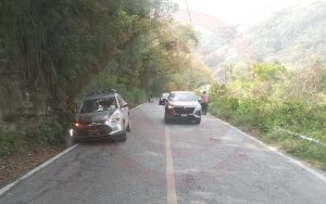 Camioneta chocó contra rocas en El Choteo