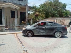 Choque entre moto y automóvil