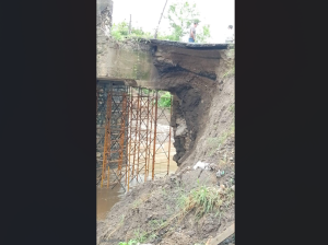 Ante persistentes lluvias, cierre total del puente de la sagrada familia