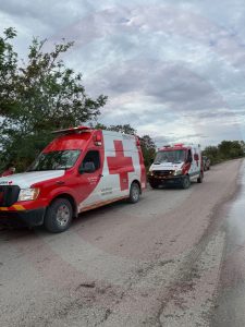 Adulto mayor pierde el control de su camioneta
