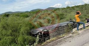 Jornaleros resultan lesionados tras volcadura de autobús en la carretera 70