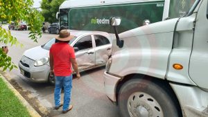 Tráiler chocó con Nissan March en el fraccionamiento Altavista