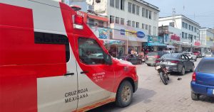 Motociclista termina en el pavimento tras percance vial en avenida Hidalgo