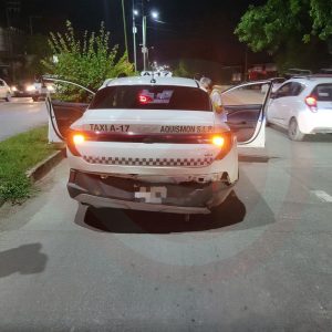 Pasajera resulta golpeada tras alcance entre taxi y automóvil frente al ICESS