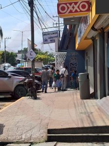 Motociclistas transitan por los andadores peatonales