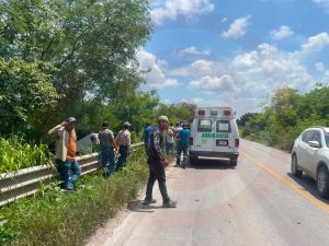 Camioneta sale del camino y termina entre la maleza