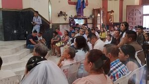 Niños y niñas reciben su Primera Comunión