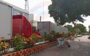 Drogadicto atacó a traileros en la plaza y por poco lo matan