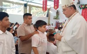 Obispo confirma a cerca de 300 niños y jóvenes