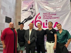 El público ovaciona un susurro entre la multitud y la vigilia del fauno en el festival Lila López