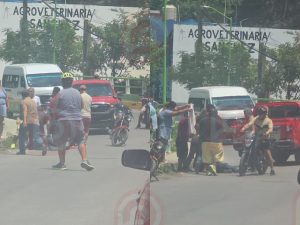 Motociclista sufre accidente en pleno puente