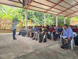 Citricultores reciben capacitación para combatir la Mosca de la Fruta