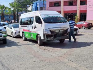 Encontronazo entre Urvan y Camioneta deja daños materiales