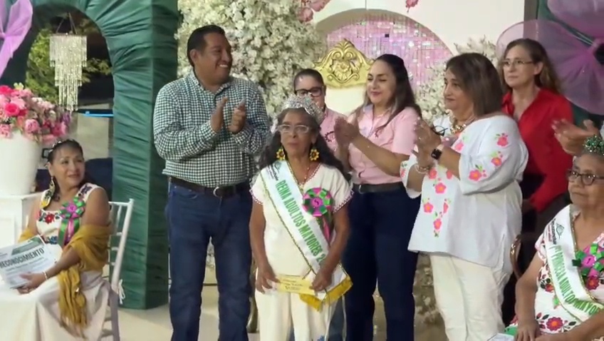 Gobierno de Tamazunchale celebra a las mujeres adultas mayores con elección de su nueva Reina
