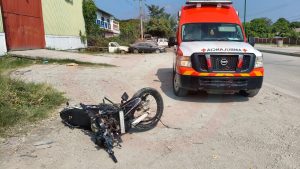 Automovilista invade retorno y provoca choque con motociclista