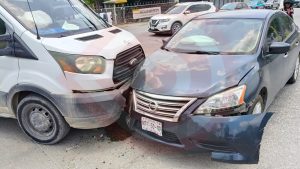 Camioneta invade avenida y provoca accidente