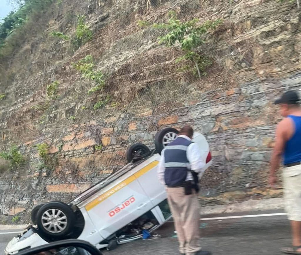 Vuelca coche a la altura del Fraccionamiento El Sol