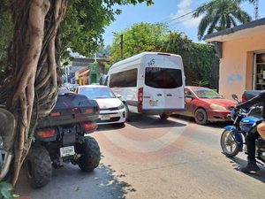 Grave cuello de botella genera vehículos estacionados en la calle Morelos