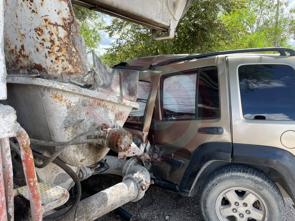 Camioneta se estrella contra camión en la carretera Tamuín-Estación Las Palmas