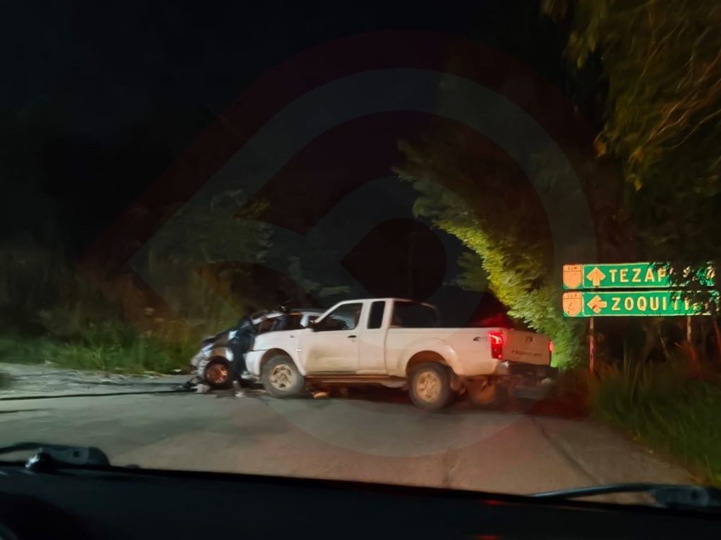 Fuerte choque en el entronque a la localidad de Zoquitipa
