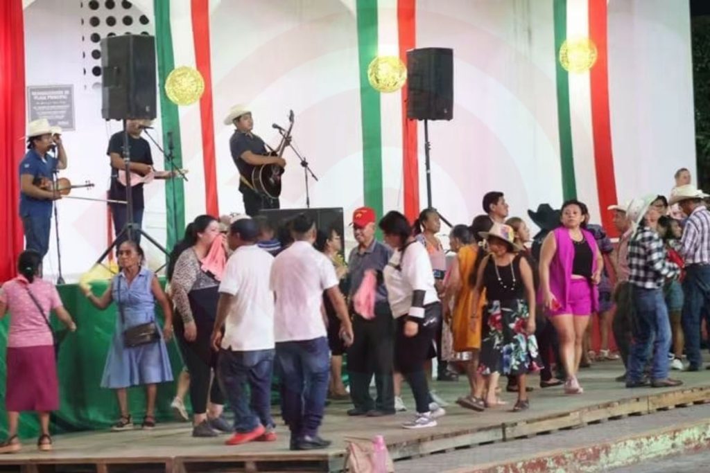 Huapango reúne a familias durante la tradicional huapangueada dominical