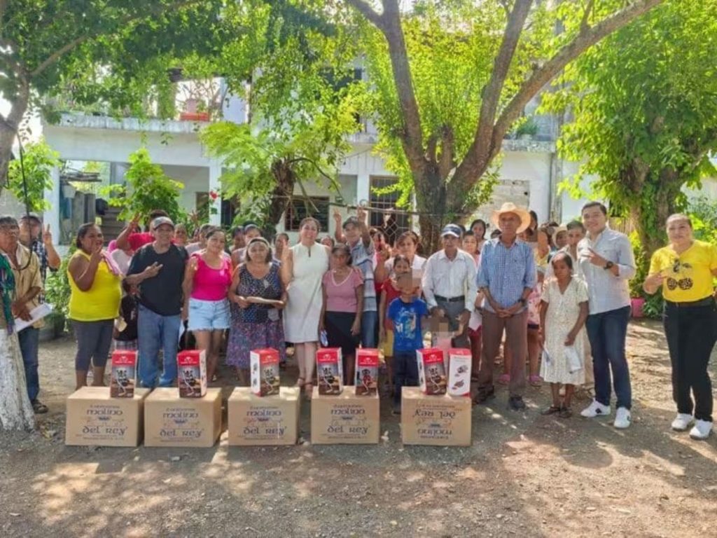 Clara Castro intensifica entrega de apoyos sociales a las familias