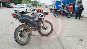 Auto se atraviesa al paso de motociclista y provoca choque en Lázaro Cárdenas