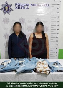 Detienen a dos farderas en una tienda de conveniencia en Xilitla