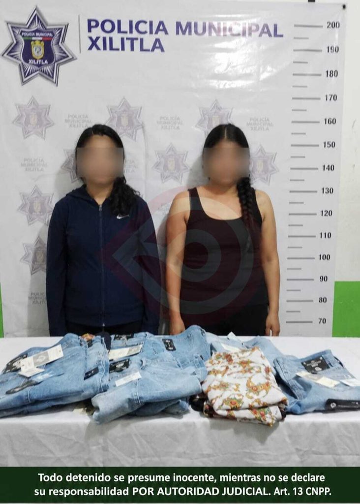 Detienen a dos farderas en una tienda de conveniencia en Xilitla