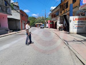 Tráfico vehicular intermitente por la avenida Juárez tras instalación de fibra óptica