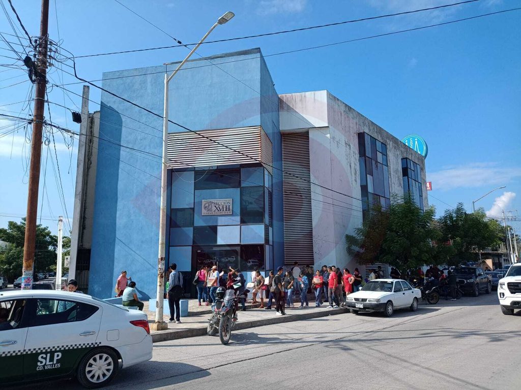 Largas filas en Sindicato del IMSS tras apertura de bolsa de trabajo