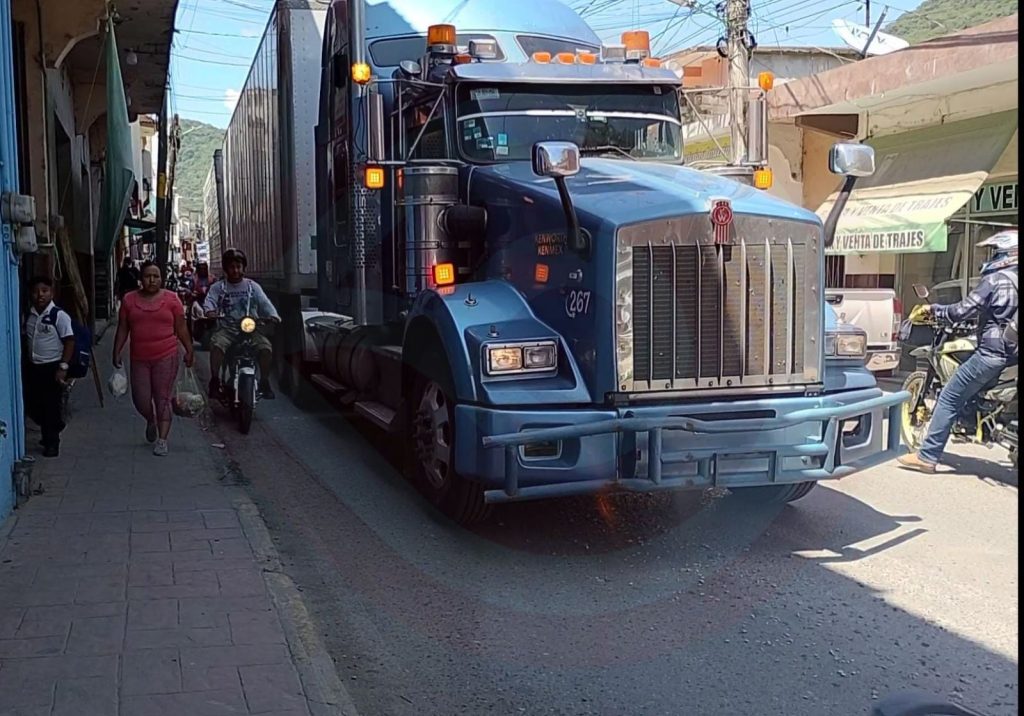 Motociclistas irresponsables al circular cerca de tráiler con doble remolque