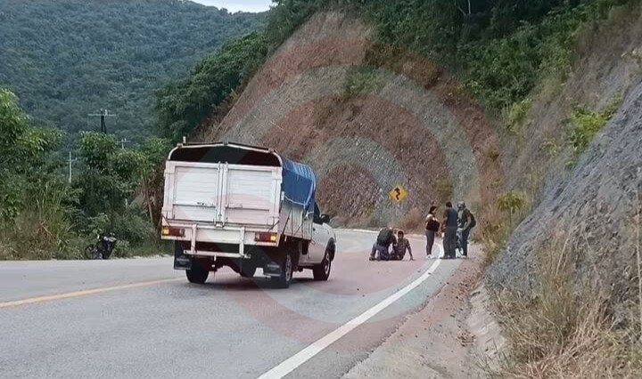 Derrapa motociclista tras perder el control sobre la carretera Valles-Tamazunchale