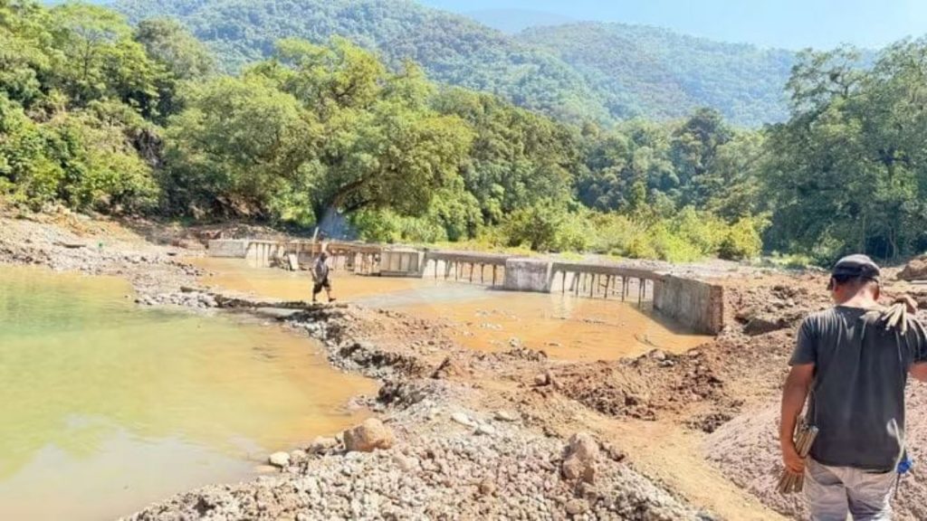 Avanza construcción del puente que conectará a Manteyo con Matlapa