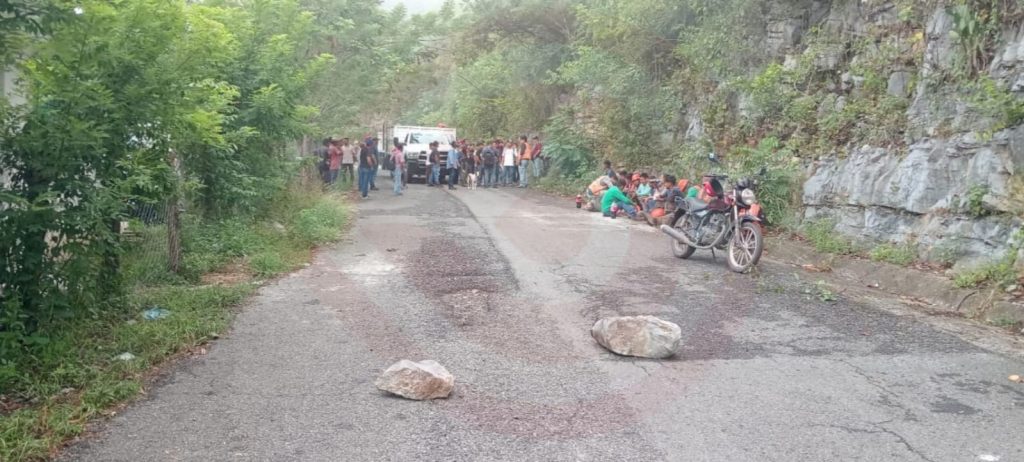 Pobladores del Banco San Francisco bloquean carreteras a empresa EDEMTEC