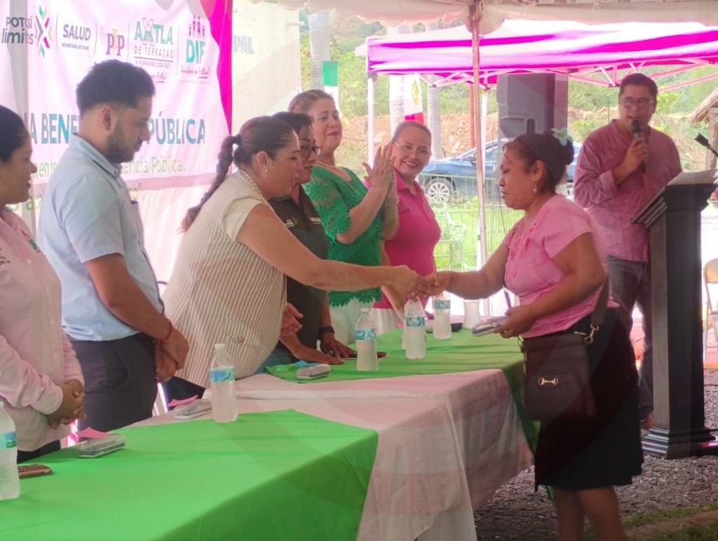 Ayuntamiento y Beneficencia Pública entregan lentes gratuitos a familias