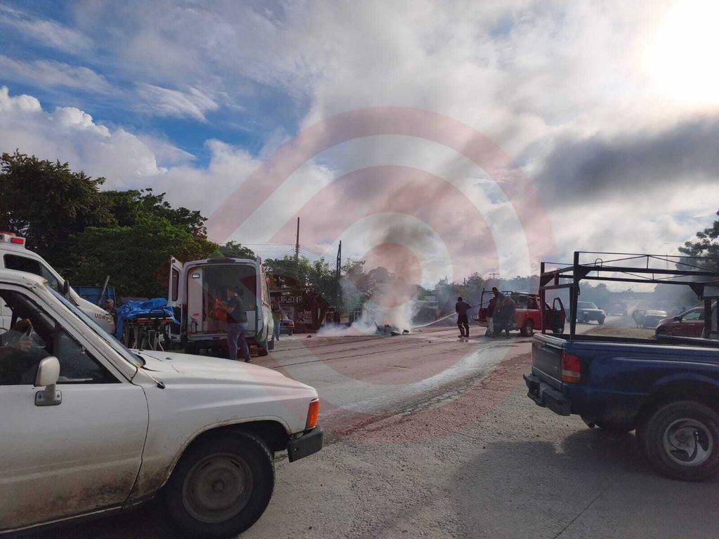 Motocicleta se incendia tras choque; dos estudiantes terminan heridos en Ébano