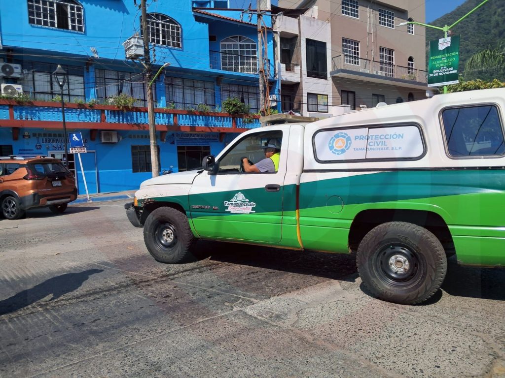 Cuerpos de auxilio ayudaron en abrir paso a urvan con paciente delicado de salud