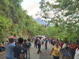 Vecinos de Barrios de San Francisco retienen dos camionetas de la CFE