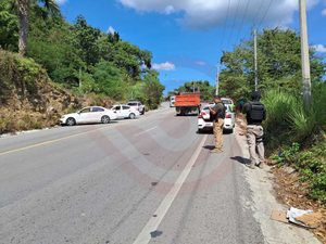 Aparatoso choque sobre la carretera Valles-Tamazunchale deja daños materiales y lesiones leves