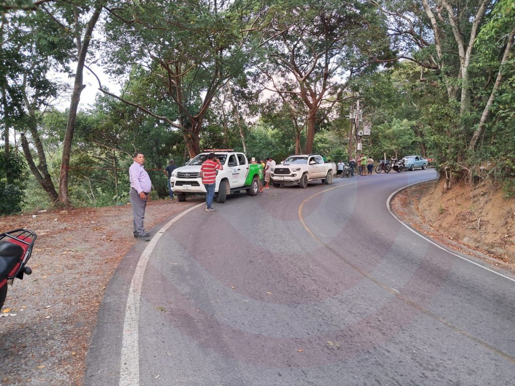 Aparatoso accidente vial de una retroexcavadora deja un fallecido