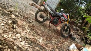 Roban motocicleta en estacionamiento de Aurrera