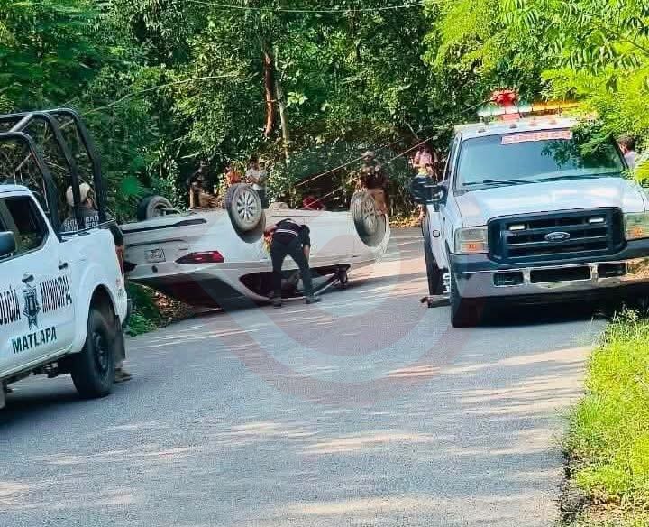 Aparatoso accidente deja vehículo volcado