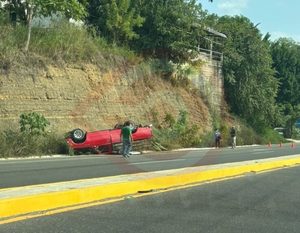 Camioneta termina volcada sobre la carretera federal